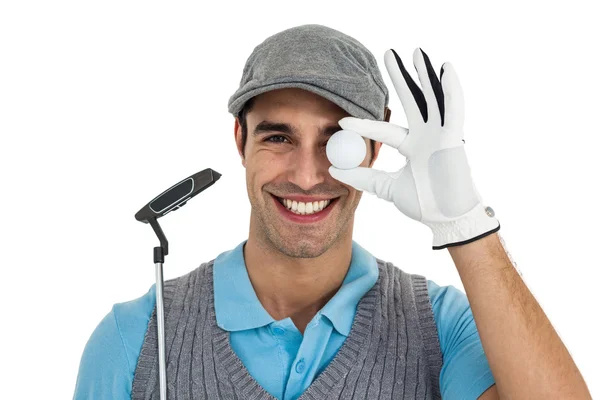 Golfspieler zeigt Golfball und hält Golfschläger — Stockfoto