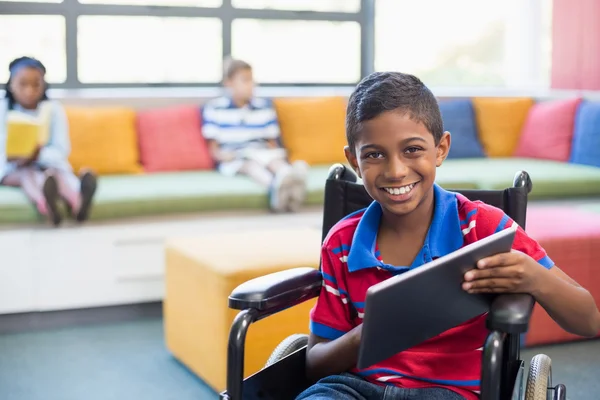 Studente disabile sulla sedia a rotelle utilizzando tablet — Foto Stock