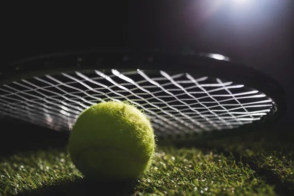 Närbild på tennisboll med racket — Stockfoto