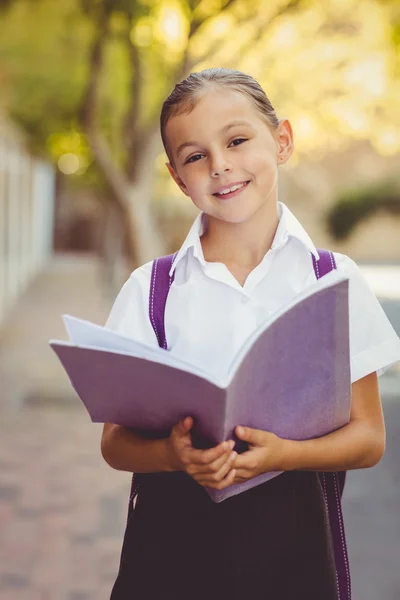 Scolaretta lettura libro nel campus — Foto Stock