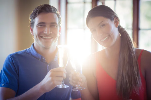 Par skålar champagne flöjter — Stockfoto