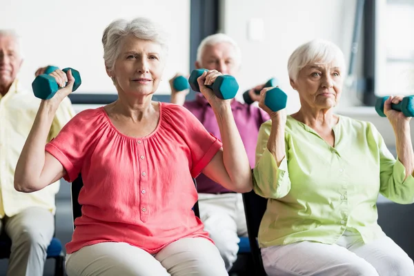 Seniors using weights — Stock Photo, Image