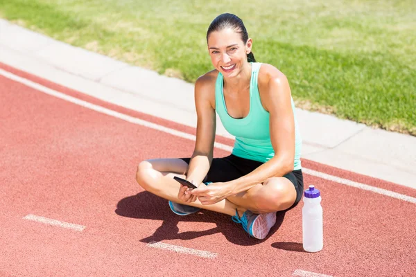 Porträt einer glücklichen Sportlerin per Handy — Stockfoto