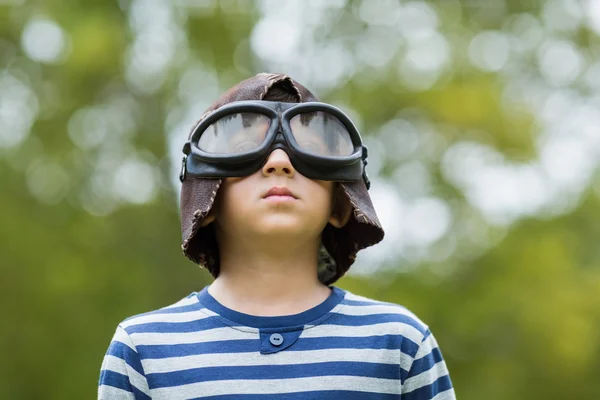 Ragazzo che finge di essere un pilota di aviazione — Foto Stock