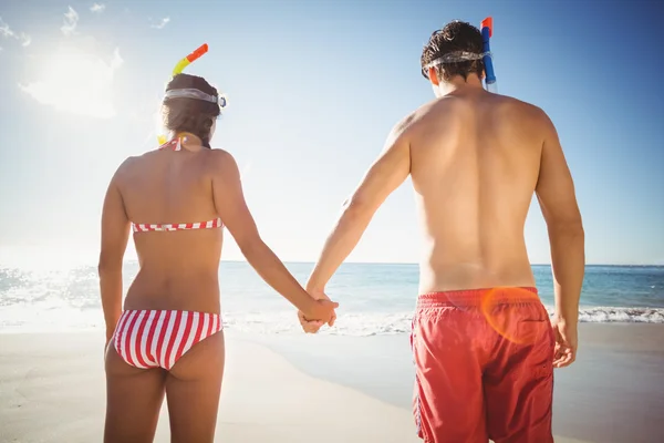 Pareja usando máscaras de buceo —  Fotos de Stock