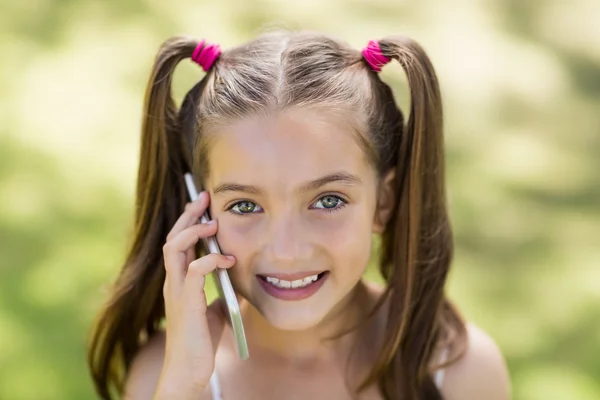 Chica hablando en el teléfono móvil — Foto de Stock