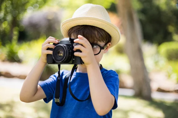 Pojken att klicka på en bild från kameran — Stockfoto