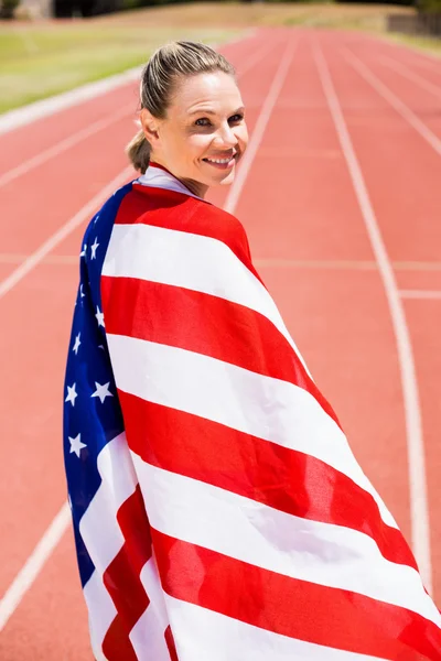 Porträt einer Athletin in amerikanische Flagge gehüllt — Stockfoto