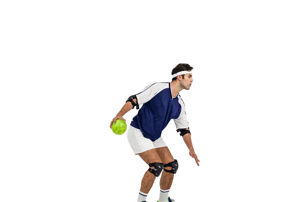 Esportista jogando uma bola — Fotografia de Stock