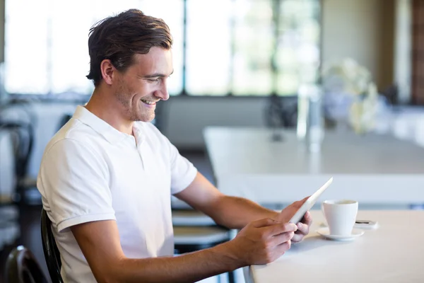 Happy man using tablet — Stock Photo, Image