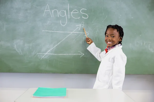 Colegial mostrando matemáticas en pizarra —  Fotos de Stock