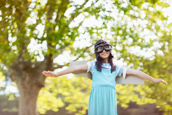 Ragazza in piedi con le braccia tese — Foto Stock