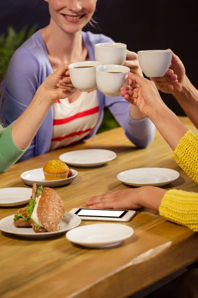 Amigos sonrientes tomando café — Foto de Stock