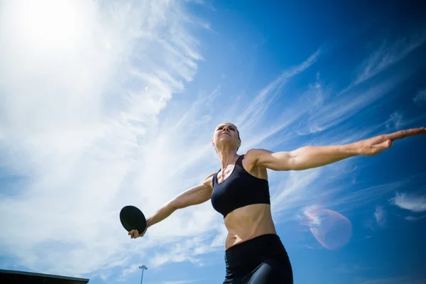 Bir disk atmak kadın atlet — Stok fotoğraf