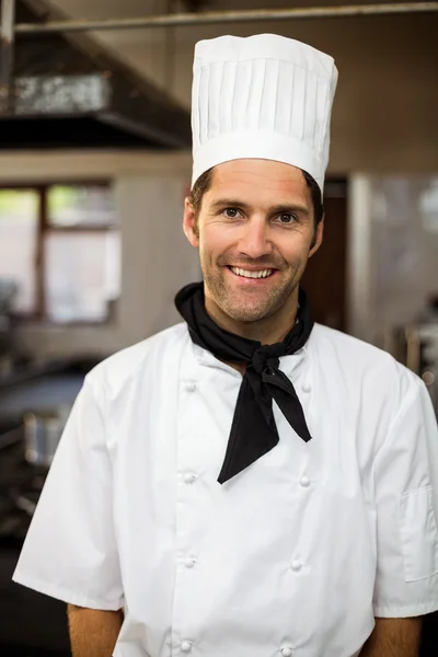 Chef sorridente na cozinha comercial — Fotografia de Stock