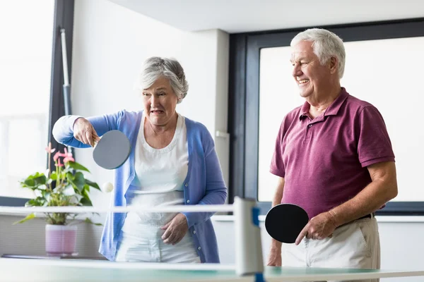 Mayores jugando ping-pong — Foto de Stock