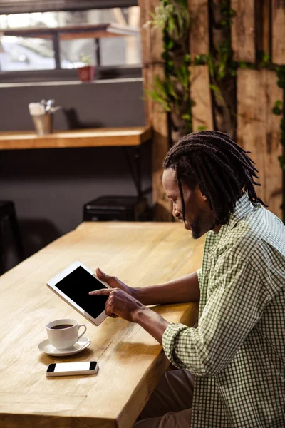 Ler man använder en Tablet PC — Stockfoto