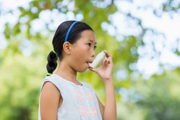Girl using an asthma inhaler — Stock Photo, Image
