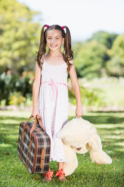 Mädchen mit Koffer und Teddybär — Stockfoto