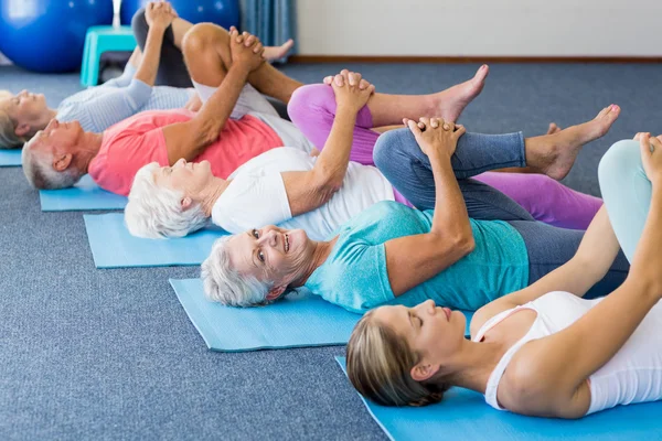 Kursleiterin macht Yoga mit Senioren — Stockfoto