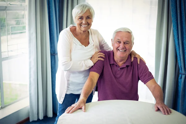 Portret van senior koppel glimlachen — Stockfoto