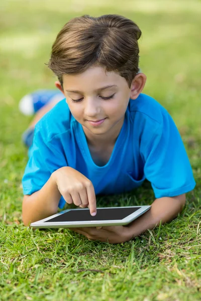 Jongen met behulp van Tablet PC in park — Stockfoto