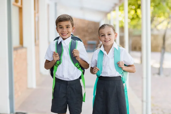 Miúdos da escola sorridentes no corredor — Fotografia de Stock