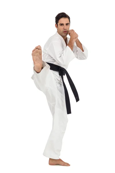 Combattente che esegue karate posizione — Foto Stock