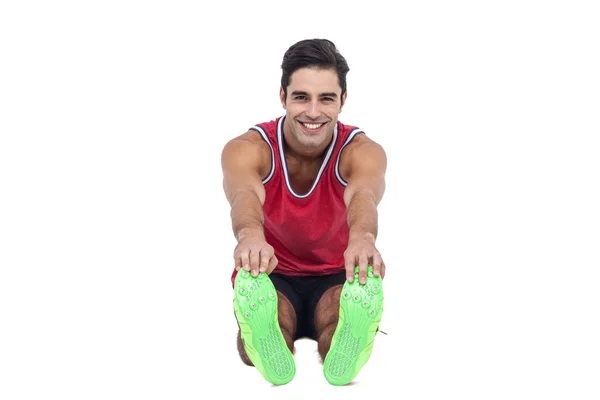 Atleta masculino fazendo exercício de alongamento — Fotografia de Stock