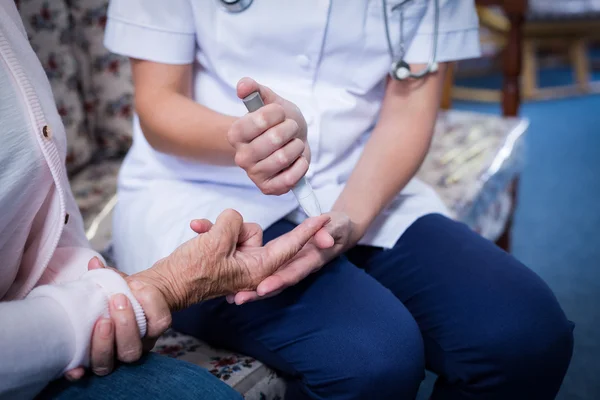 Médecin testant un taux de glucose des patients — Photo