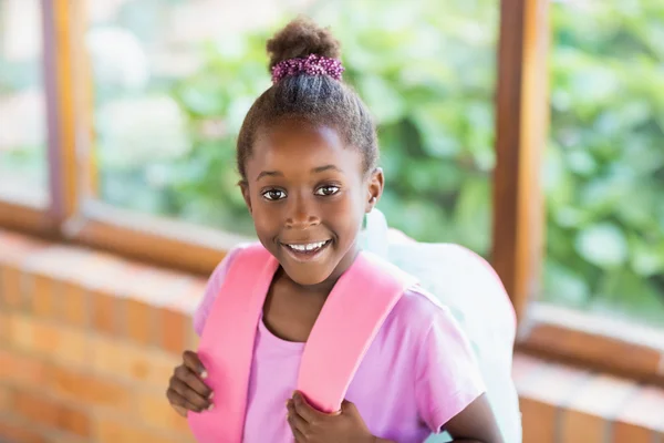 Gelukkig schoolmeisje glimlachen — Stockfoto