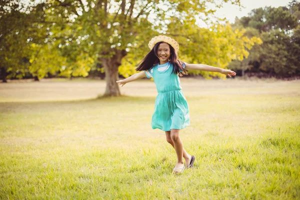 Glad flicka som leker i parken — Stockfoto