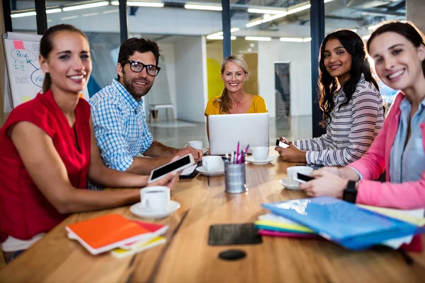 Casual business-teamet med ett möte — Stockfoto