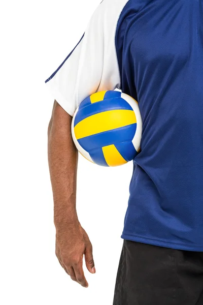 Середній розділ спортсмена, що тримає волейбол — стокове фото