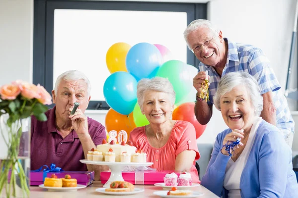Yaşlılar bir doğum günü kutluyor — Stok fotoğraf