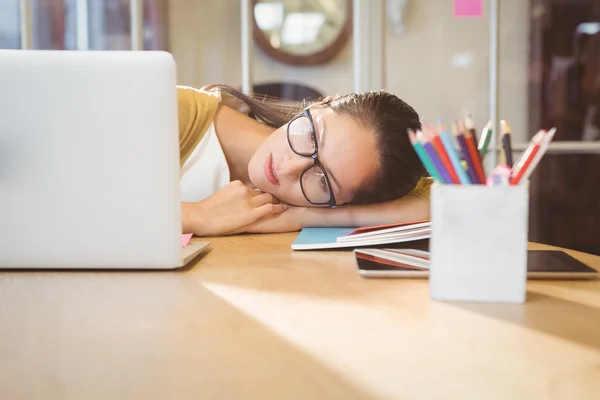 Geschäftsfrau blickt in die Kamera — Stockfoto