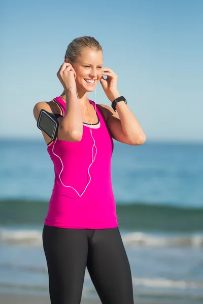 Mujer escuchando música en los auriculares —  Fotos de Stock