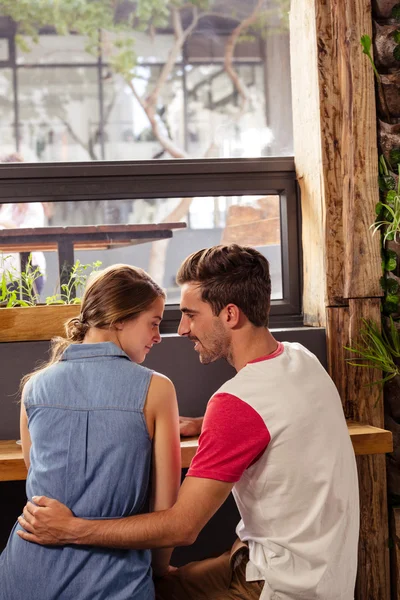 Schönes Paar in der Cafeteria — Stockfoto