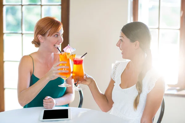 Dos mujeres bebiendo cóctel —  Fotos de Stock