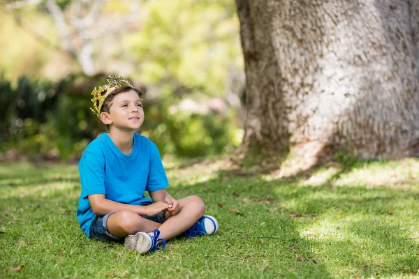 Ragazzo indossa una corona — Foto Stock