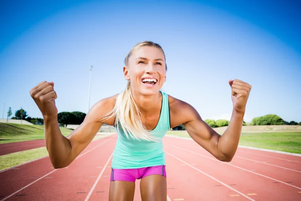 Glada kvinnliga idrottare poserar efter en seger — Stockfoto