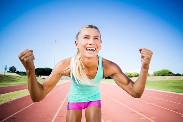 Atleta eccitata in posa dopo una vittoria — Foto Stock