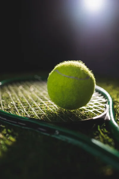 라켓과 테니스 공의 클로즈업 — 스톡 사진