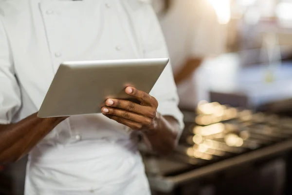 Chef utilisant une tablette numérique — Photo