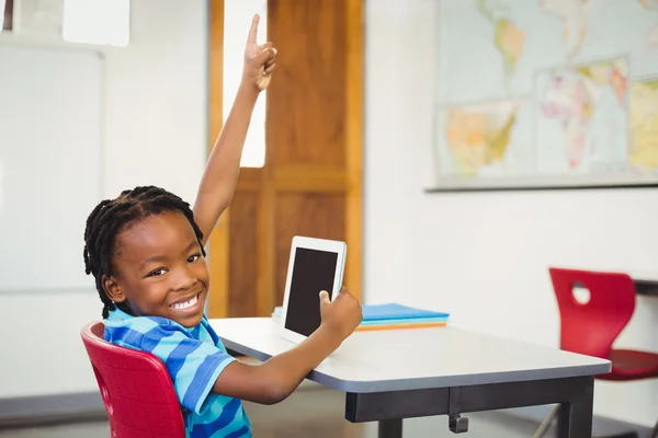 Colegial con tableta en el aula — Foto de Stock