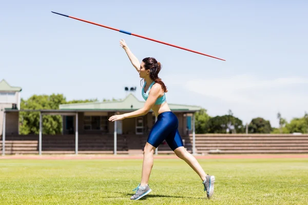 Kvinnlig idrottsman kastar ett spjut — Stockfoto
