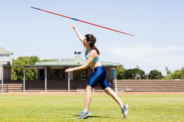 Sportlerin wirft Speerwurf — Stockfoto