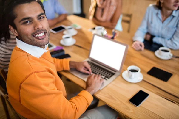 Hipster-Geschäftsmann mit Laptop — Stockfoto