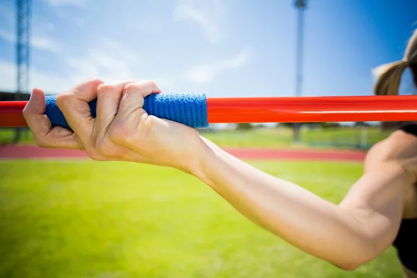 Kvinnliga idrottare omkring till kasta ett spjut — Stockfoto