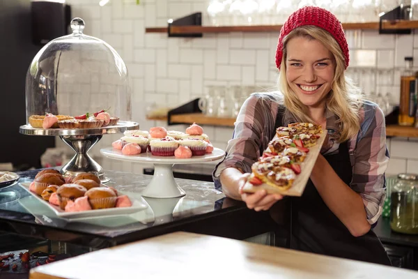 Camarera posando con pasteles — Foto de Stock